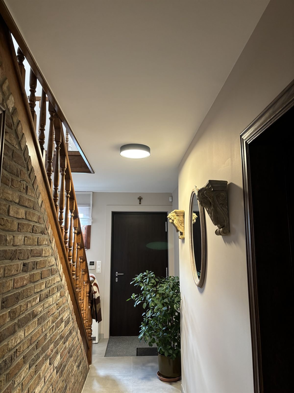 Inkomhal met nieuwe plafondverlichting na renovatie van de elektrische installatie